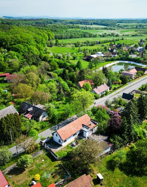 Stavební pozemek 742 m² v klidné vesnici (se stavbou k demolici) – ideální místo pro nový rodinný dům